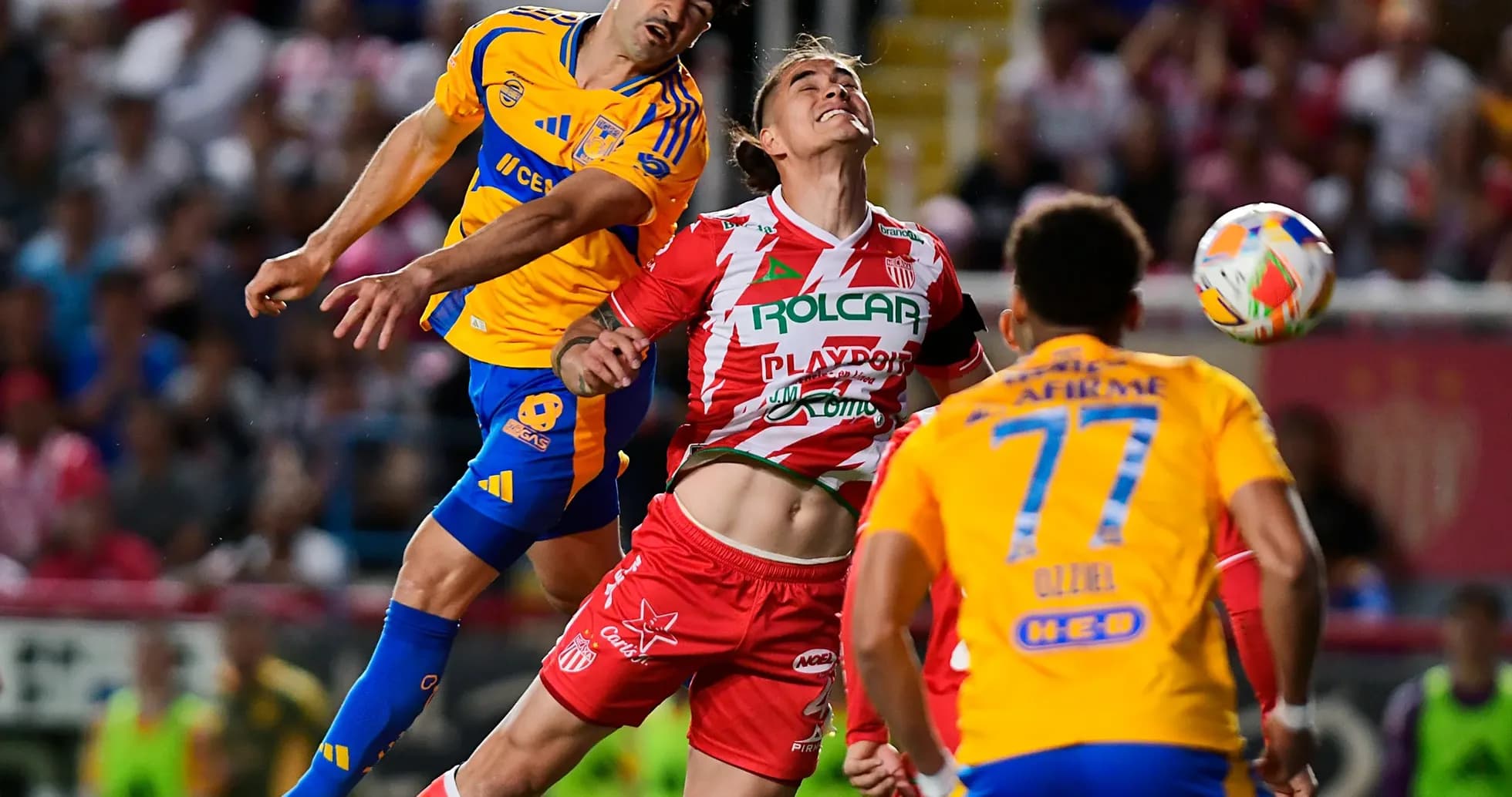 Jugadores de Necaxa y Tigres en acción
