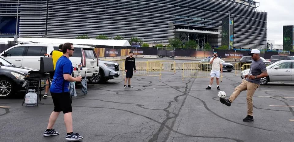 Grupo de personas jugando al fútbol en estacionamiento