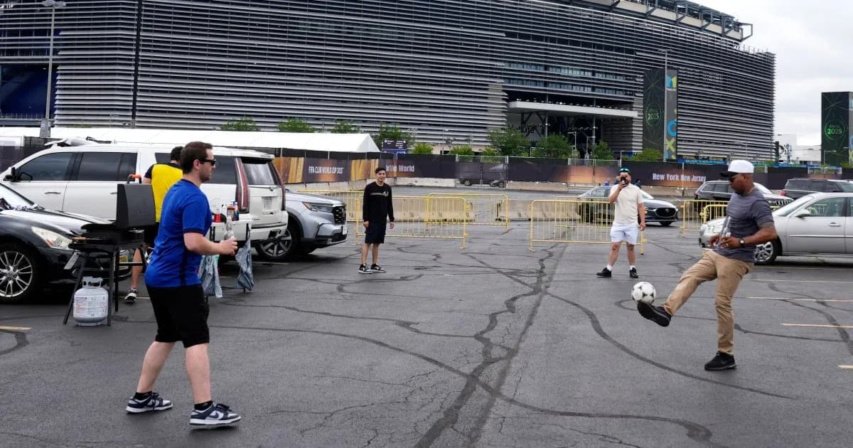 Grupo de personas jugando al fútbol en estacionamiento