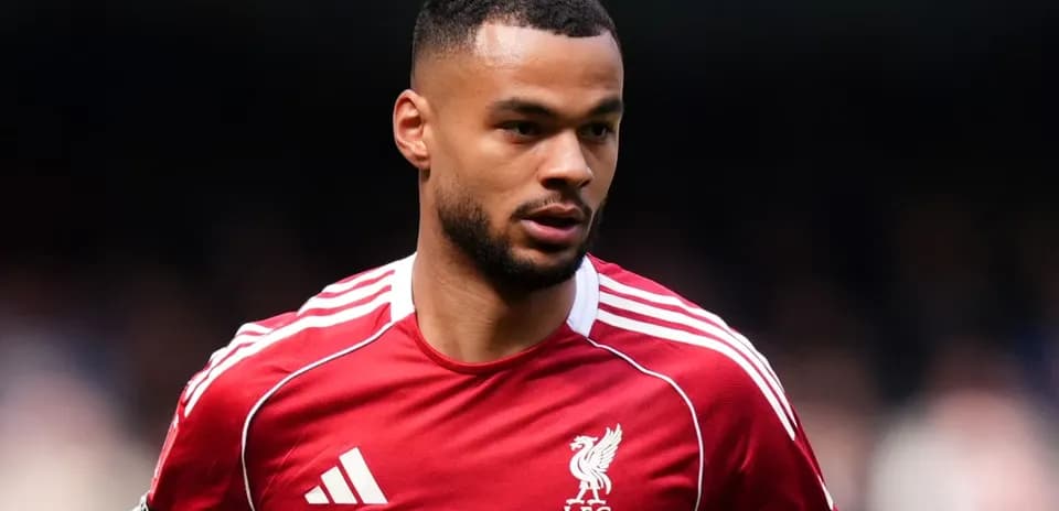 Jugador de Liverpool con camiseta roja en acción