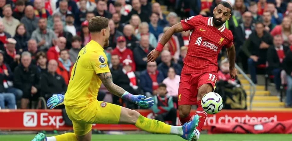 Jugador de Liverpool desafiando al portero de Brentford