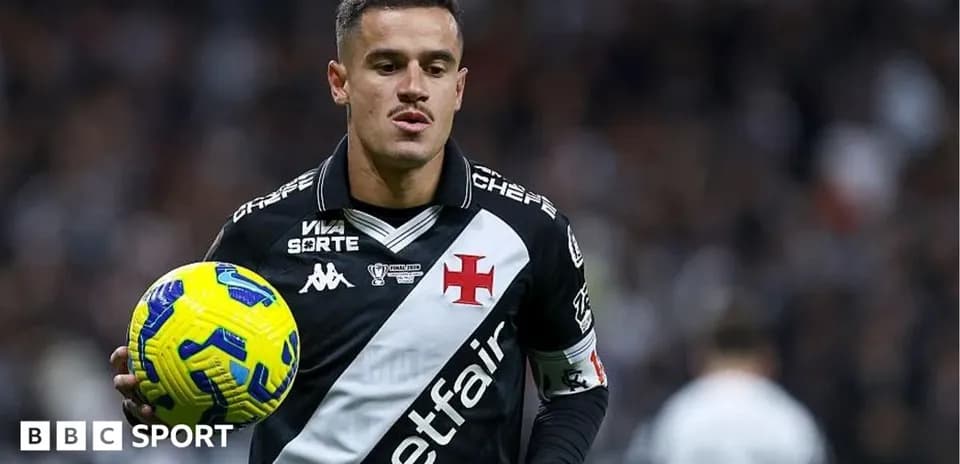 Jugador de Vasco da Gama sosteniendo un balón durante el partido