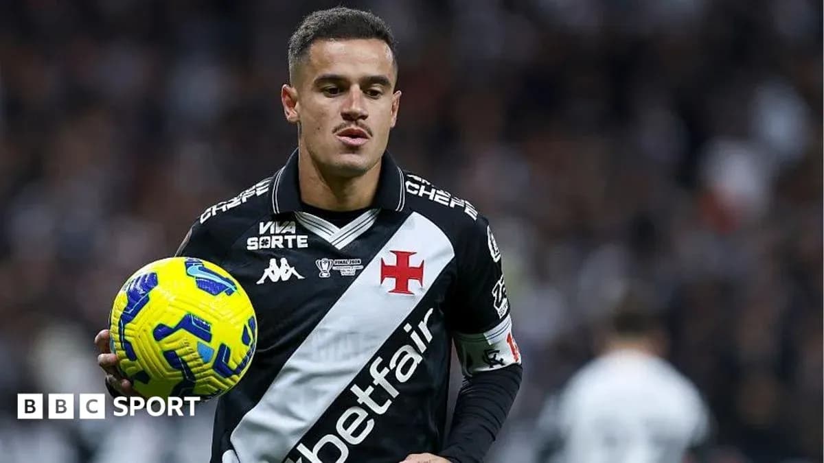 Jugador de Vasco da Gama sosteniendo un balón durante el partido