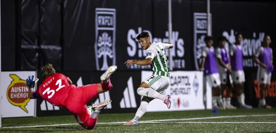 Jugador de Ventura County dispara a la portería