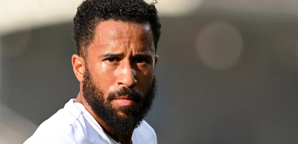 Jugador con barba y vendaje en la cara