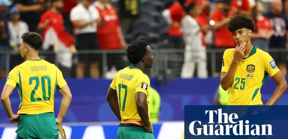 Jugadores de Australia tras el partido en el estadio