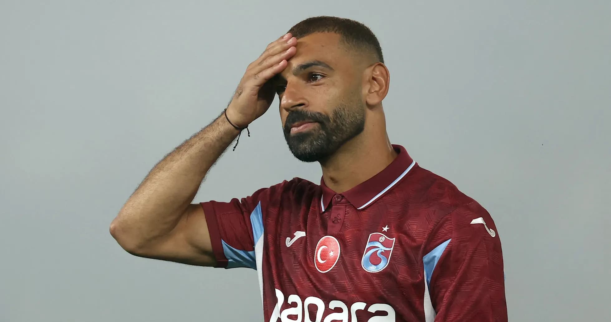 Jugador de fútbol con camiseta de Trabzonspor en evento