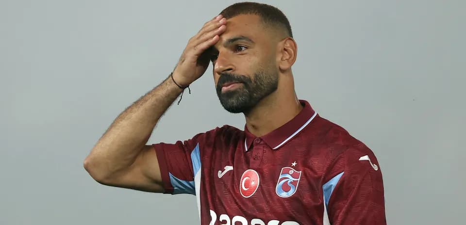 Jugador de fútbol con camiseta de Trabzonspor en evento