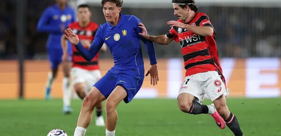 Jugador driblando mientras es presionado por oponente