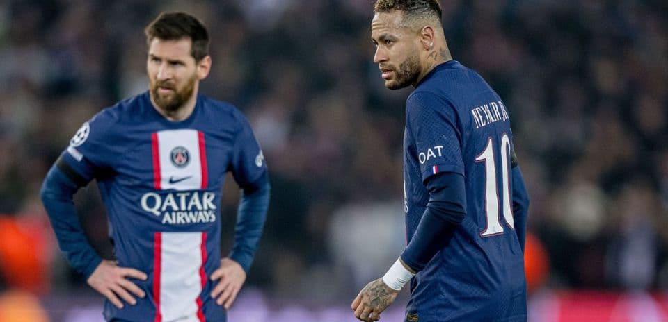 Messi y Neymar en el campo durante un partido
