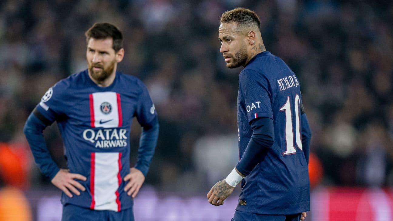 Messi y Neymar en el campo durante un partido