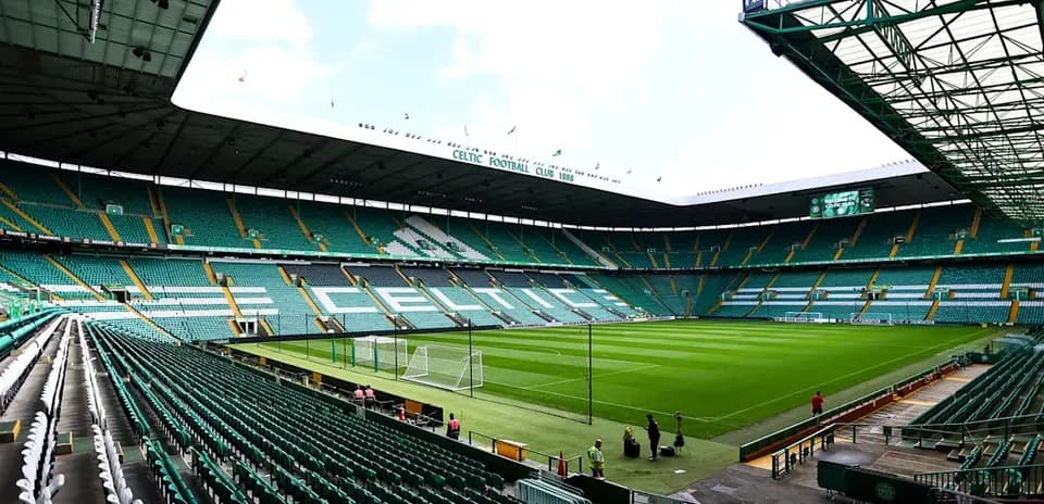 Estadio Celtic Park con gradas vacías y campo verde