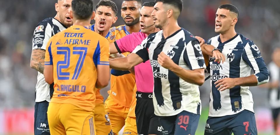 Jugadores de Monterrey y Tigres en confrontación