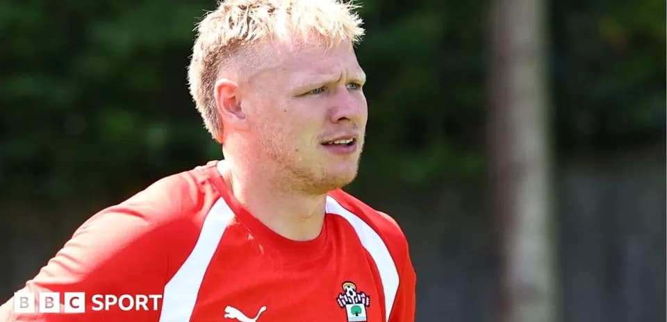 Jugador entrenando con camiseta de Southampton FC