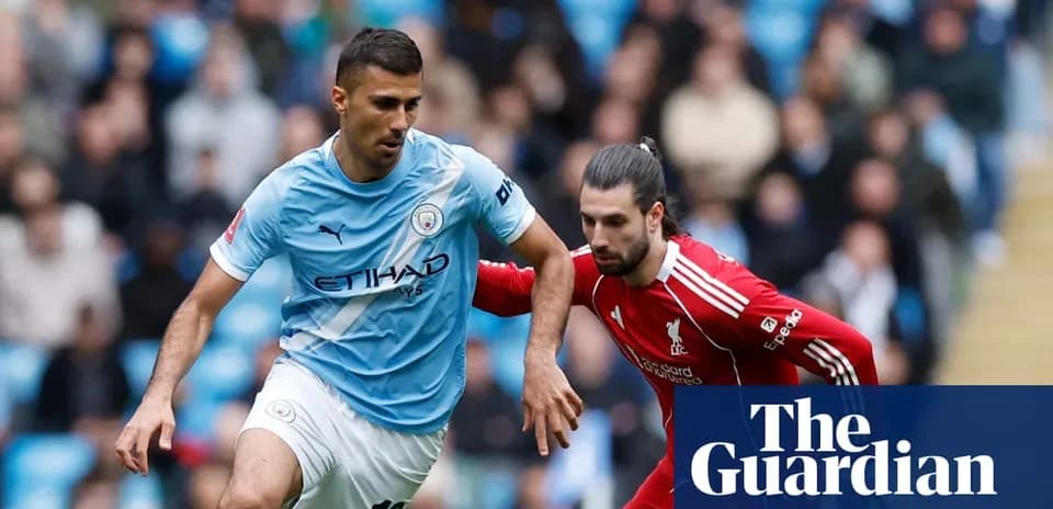 Jugadores de Manchester City y Liverpool compiten por el balón