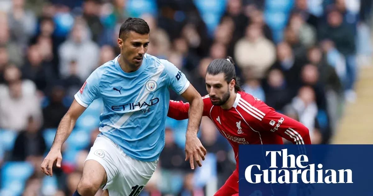 Jugadores de Manchester City y Liverpool compiten por el balón