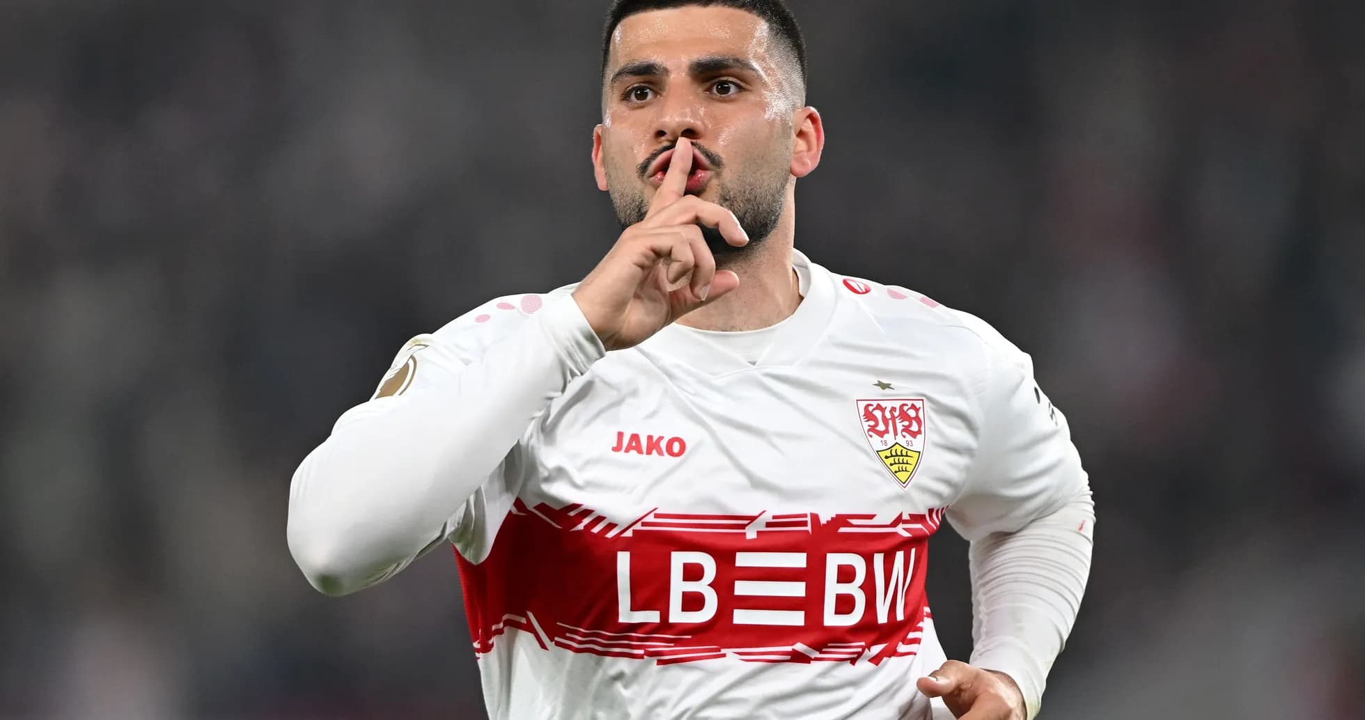 Jugador del Stuttgart haciendo gesto de silencio tras gol