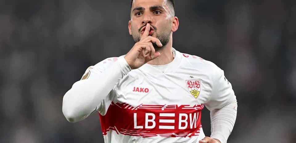 Jugador del Stuttgart haciendo gesto de silencio tras gol