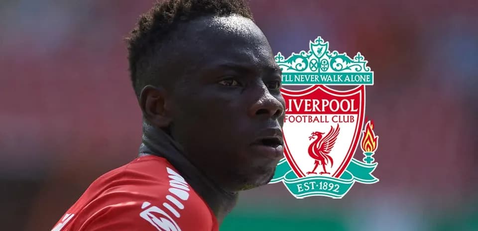 Jugador de Liverpool en primer plano durante el partido