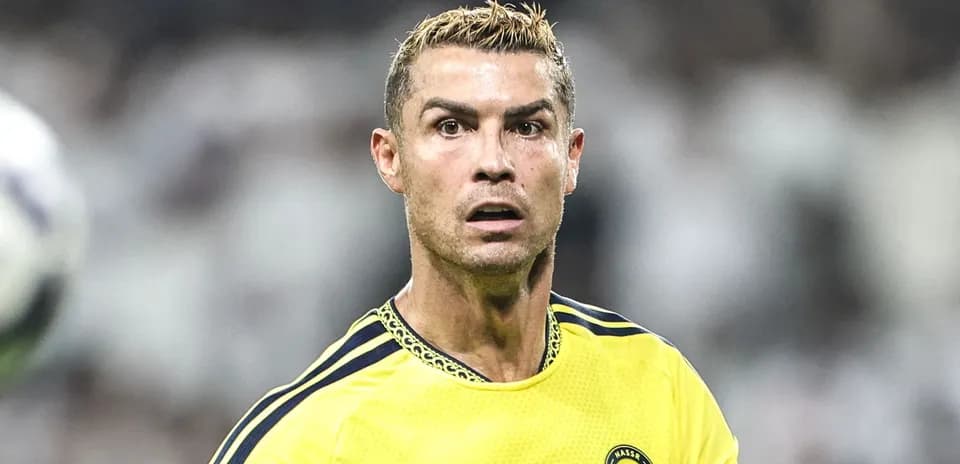 Jugador en uniforme amarillo durante el partido