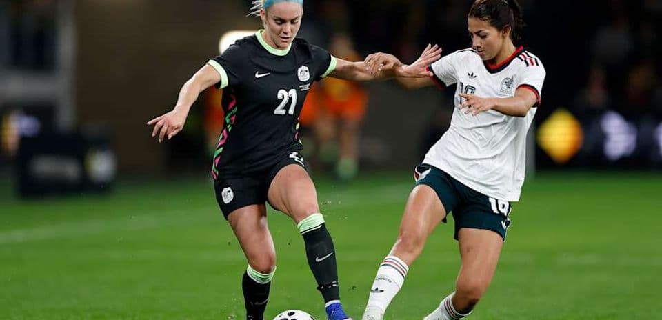 Jugadora de México desafía a rival durante partido