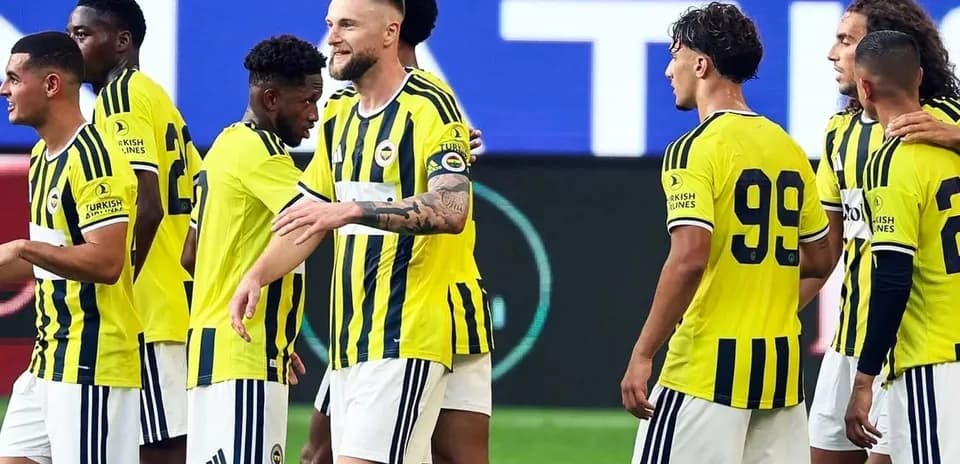 Jugadores de Fenerbahçe celebrando un gol
