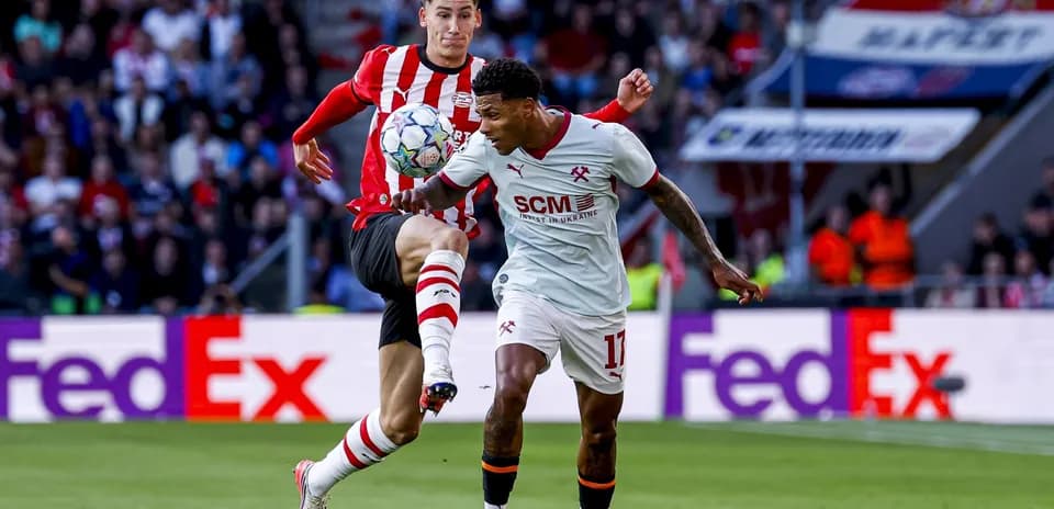 Jugadores luchando por el balón en el partido