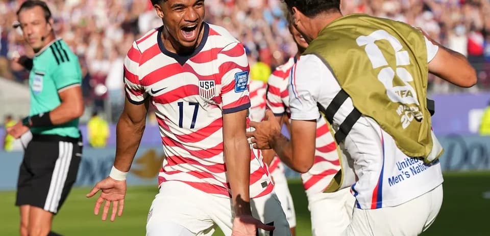 Jugador de Estados Unidos celebra un gol