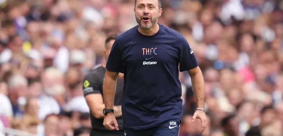 Entrenador dirigiendo desde la línea de banda