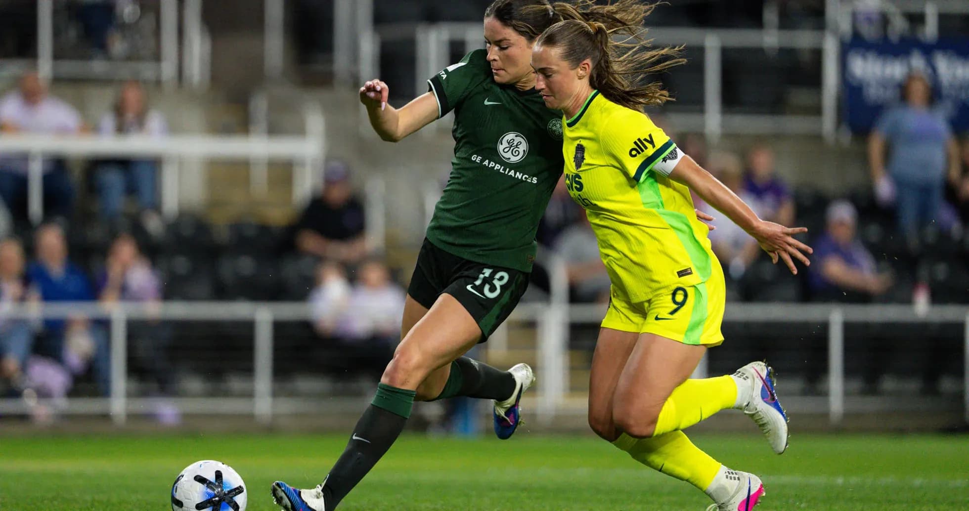 Jugadora de Washington Spirit persigue balón