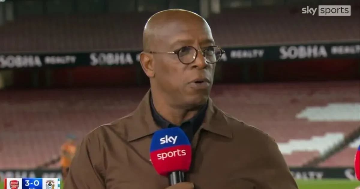 Analista deportivo hablando en el estadio vacío