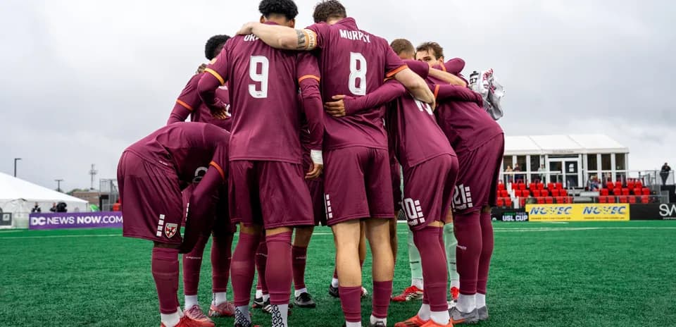 Jugadores de Loudoun United en una reunión previa al partido