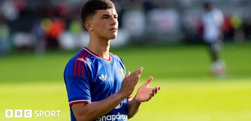 Jugador aplaudiendo durante un partido de fútbol