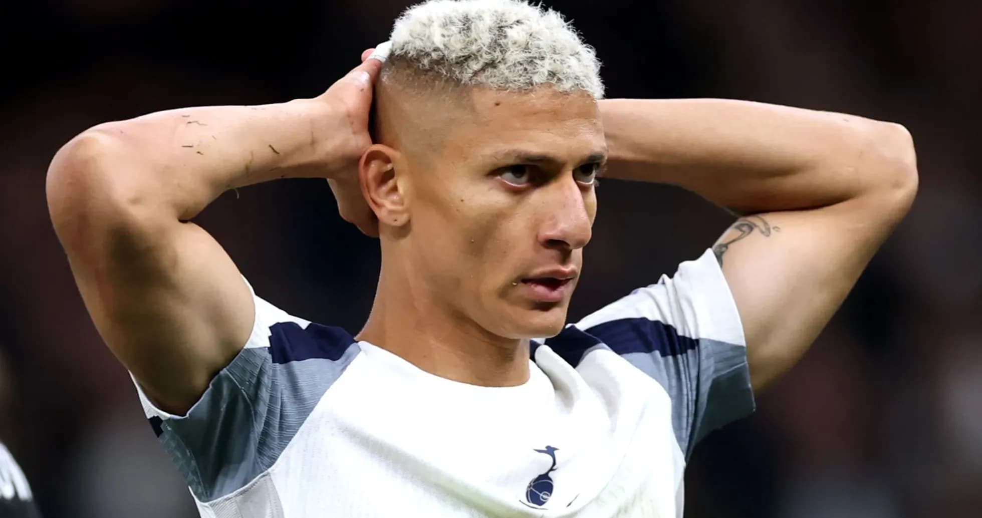 Jugador de Tottenham con las manos en la cabeza