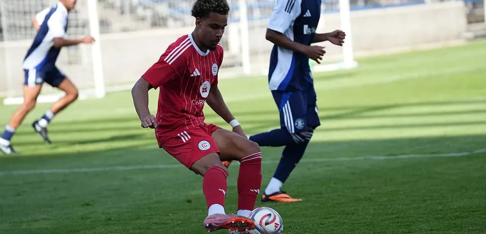 Jugador de Chicago Fire II controlando el balón