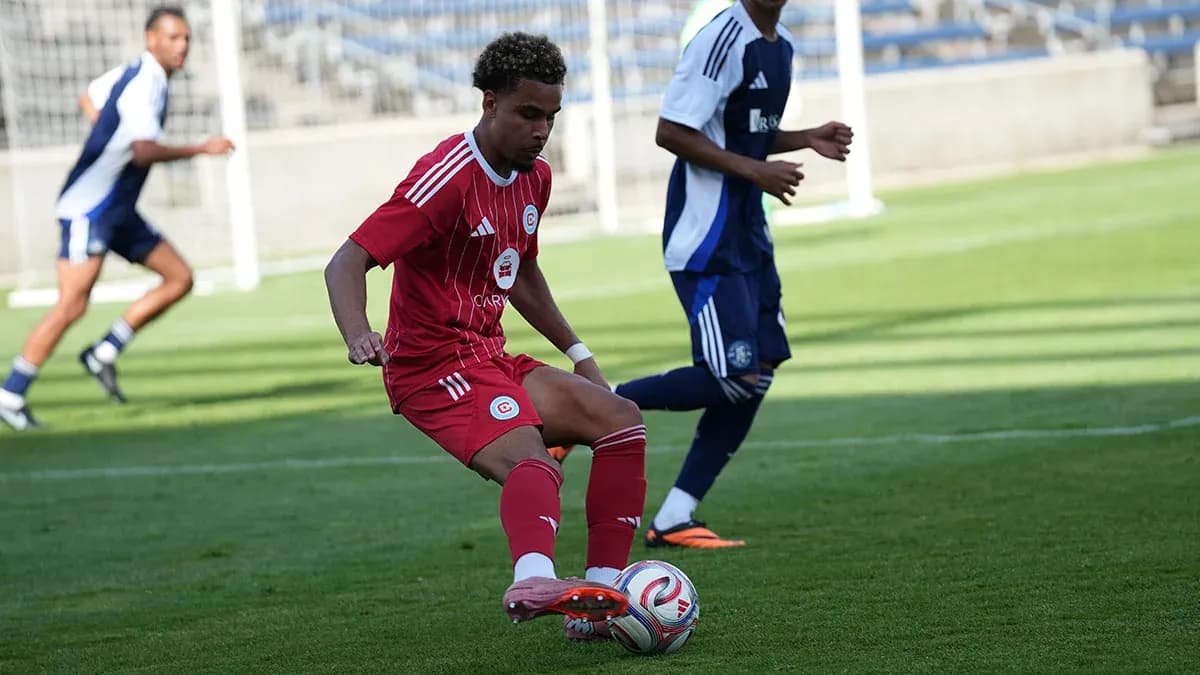Jugador de Chicago Fire II controlando el balón