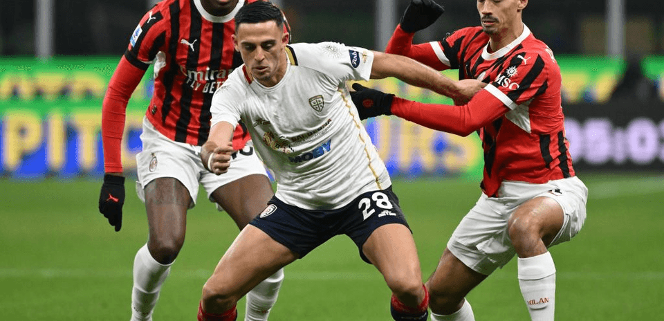 Jugadores de AC Milan y Cagliari en acción