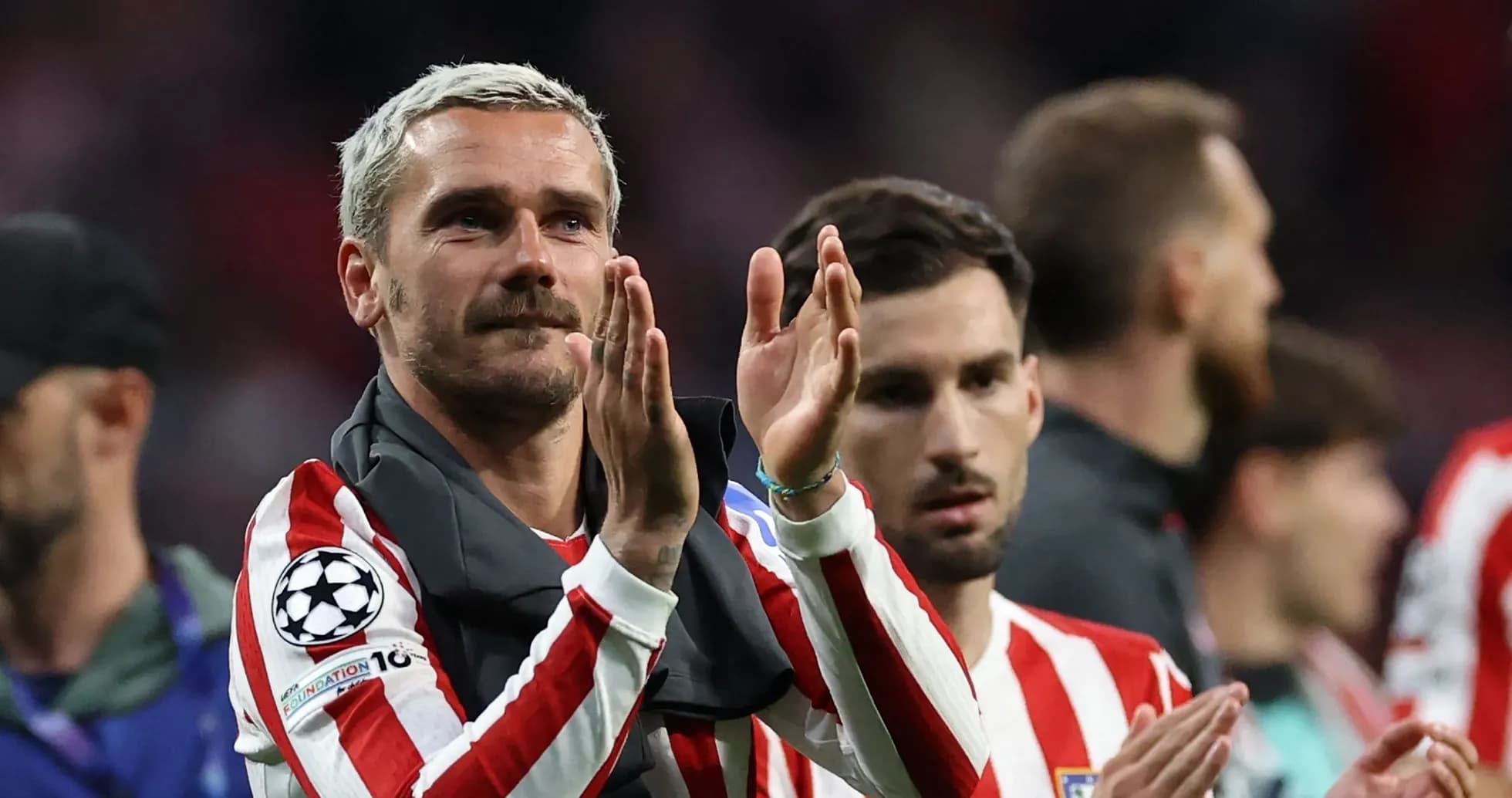 Jugadores de Atlético de Madrid aplaudiendo tras el partido