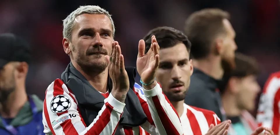 Jugadores de Atlético de Madrid aplaudiendo tras el partido