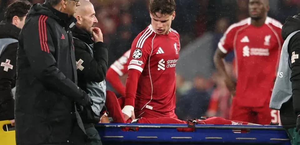 Jugador siendo retirado en camilla durante partido