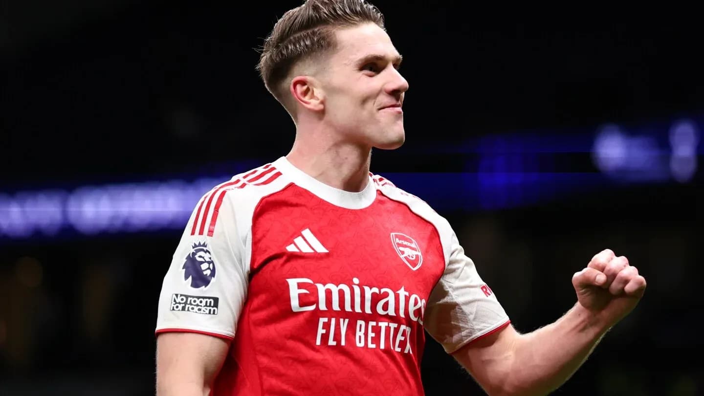 Jugador de Arsenal celebrando con el puño cerrado