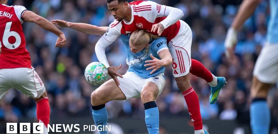Jugador de Arsenal derribando a oponente de Manchester City