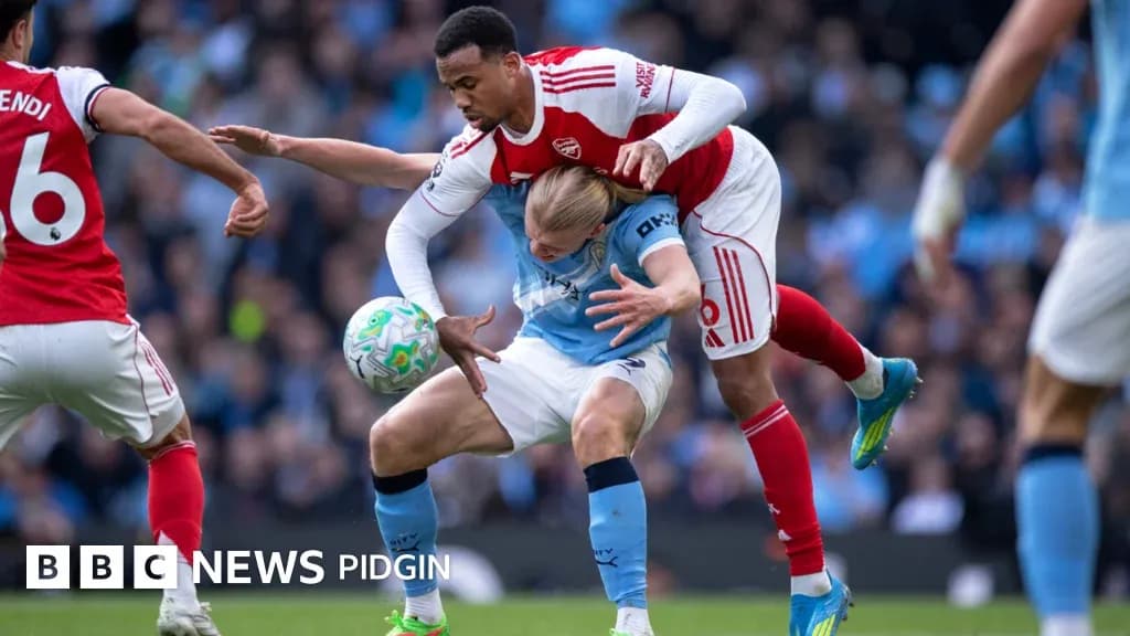 Jugador de Arsenal derribando a oponente de Manchester City