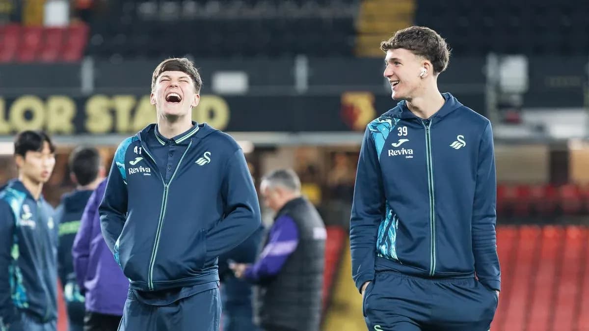 Jugadores de Swansea City riendo en el campo