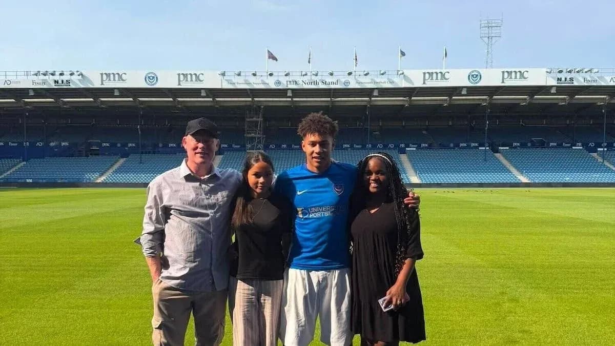 Cuatro personas posando en el estadio de fútbol