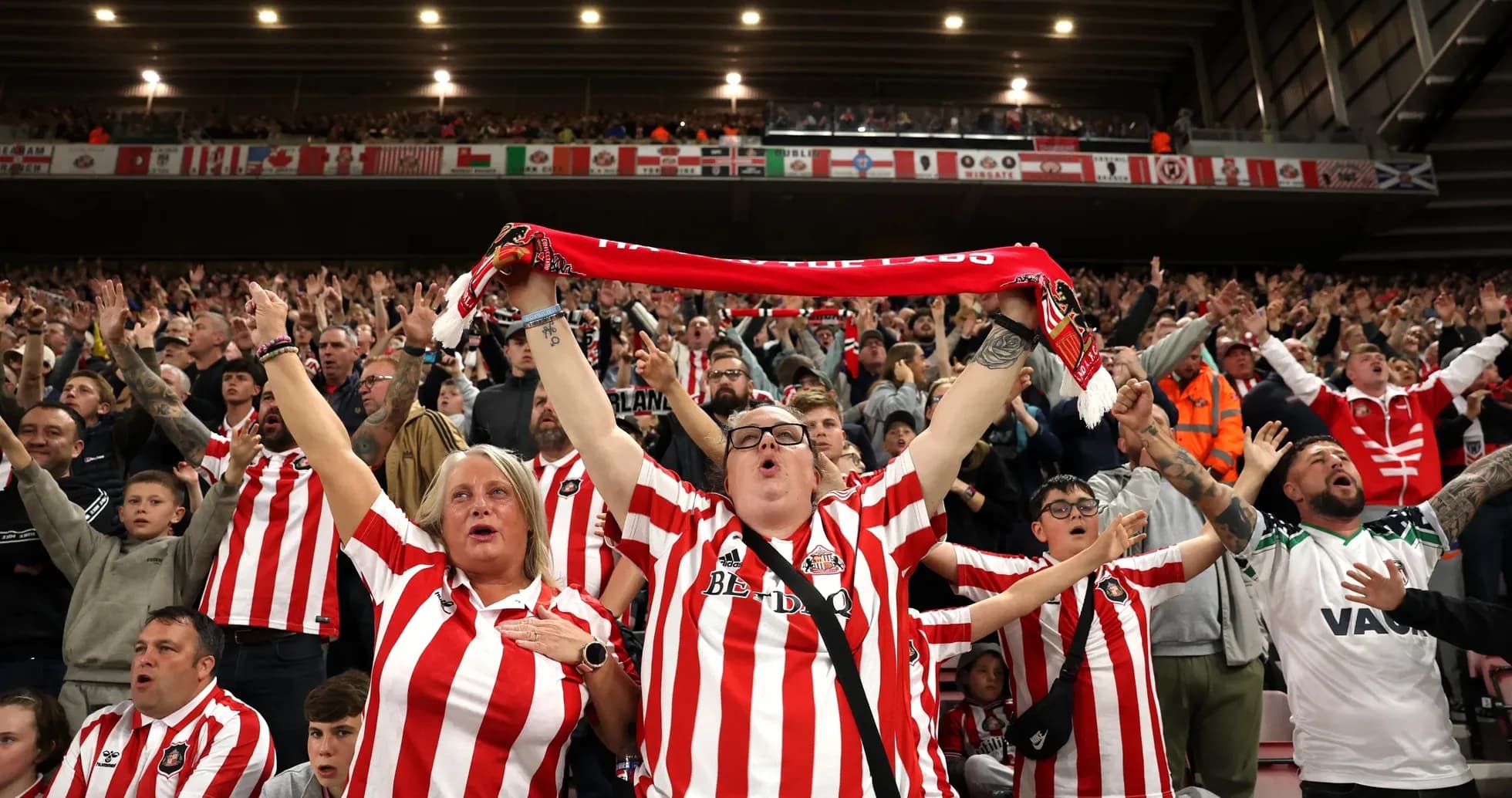 Aficionados de Sunderland animando en el estadio