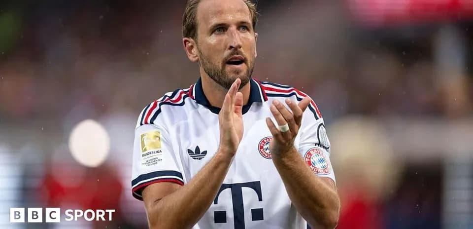 Jugador aplaudiendo en el campo de fútbol