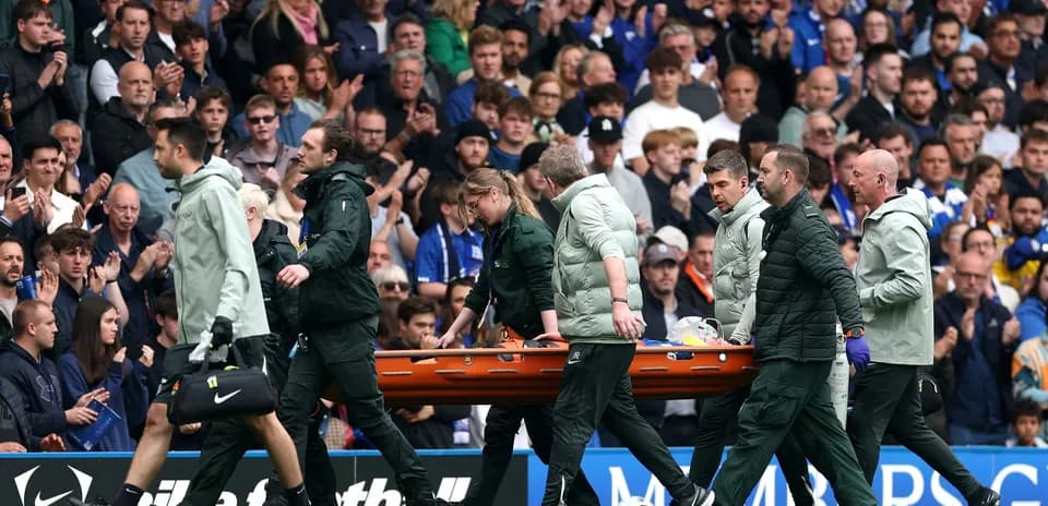 Equipo médico trasladando a un jugador en camilla