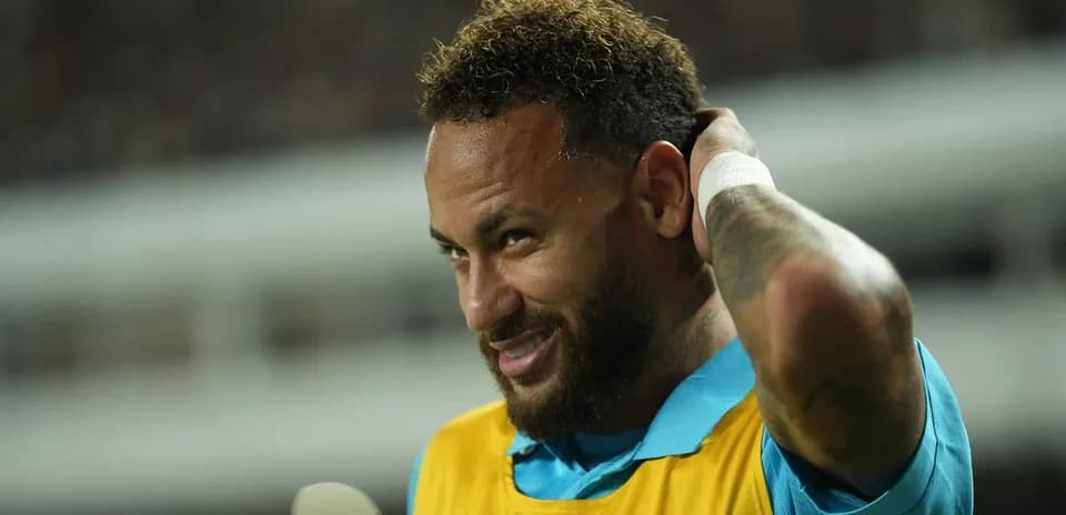 Jugador en el banquillo ajustándose la camiseta