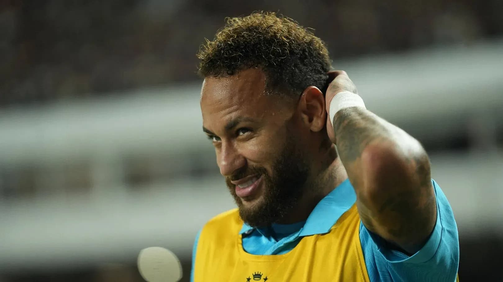Jugador en el banquillo ajustándose la camiseta